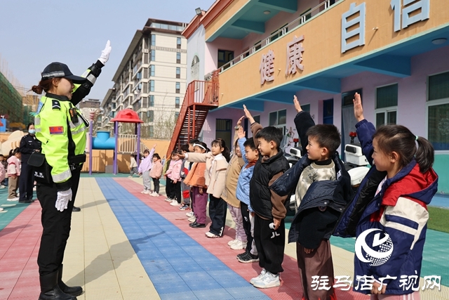 交警萌娃童行學(xué)安全！全國安全教育日護(hù)航幼兒成長