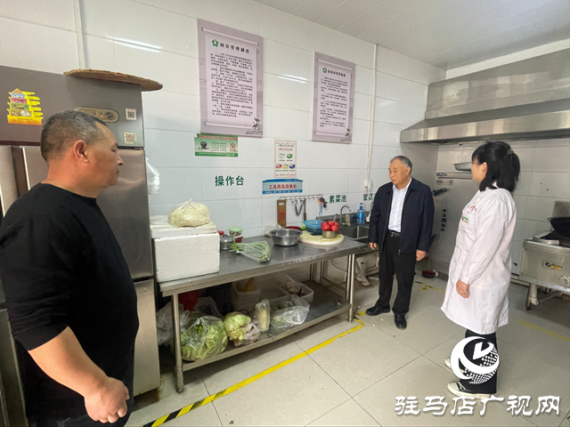 中國(guó)殘聯(lián)副主席張銀良深入開發(fā)區(qū)、遂平縣看望殘疾人