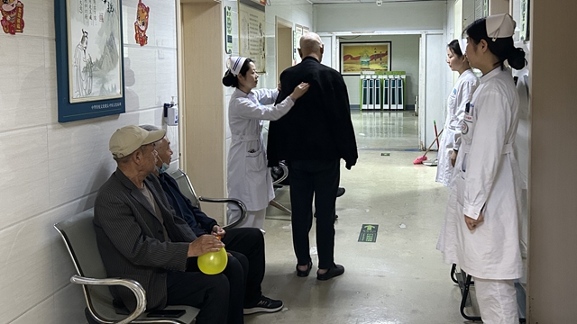 呼吸康復(fù)路，護(hù)患同行時(shí)——駐馬店市第二中醫(yī)院帶領(lǐng)患者開展呼吸操運(yùn)動(dòng)
