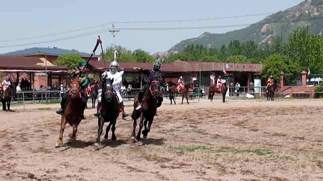 “五一”假期呼朋喚友  游山玩水騎馬露營(yíng) ——泌陽(yáng)縣下碑寺鄉(xiāng)角子山馬術(shù)文化藝術(shù)節(jié)開(kāi)幕