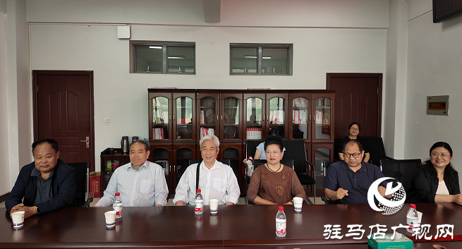 愛心捐贈(zèng) 書香傳情 ——駐馬店籍作家向黃淮學(xué)院圖書館捐贈(zèng)書籍