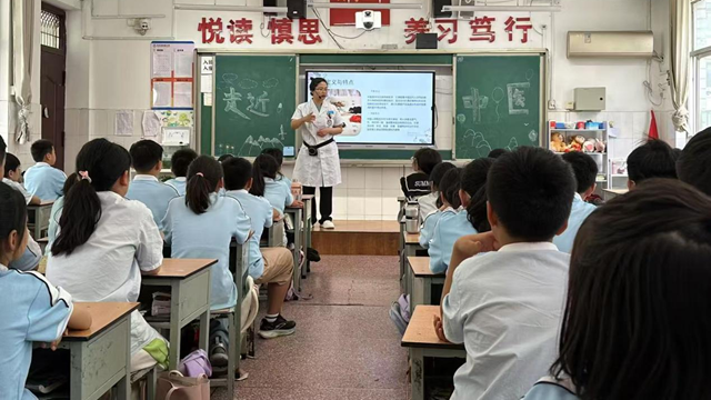 中醫(yī)文化進(jìn)校園，童趣課堂傳國粹——駐馬店市第二中醫(yī)院走進(jìn)實驗小學(xué)南區(qū)開展中醫(yī)科普活動