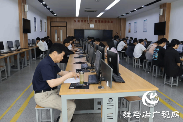 駐馬店職業(yè)技術(shù)學院黨委書記蘇新留到人工智能學院聽課調(diào)研