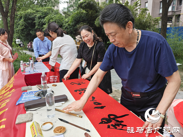 駐馬店市書畫研究院開展高考送祝?；顒?dòng)