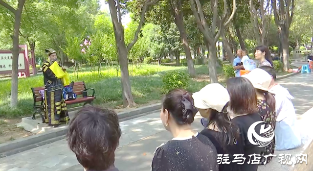 盛夏奏響銀發(fā)樂章 街頭藝術(shù)家燃情綻放城市舞臺(tái)