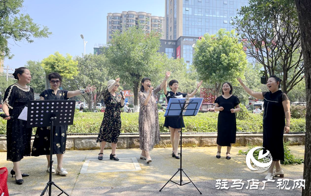 盛夏奏響銀發(fā)樂章 街頭藝術(shù)家燃情綻放城市舞臺(tái)