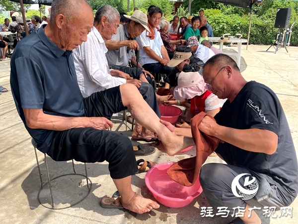 平輿縣萬金店鎮(zhèn)土店村開展“溫情父親節(jié) 愛心常相伴”文明實(shí)踐活動(dòng)