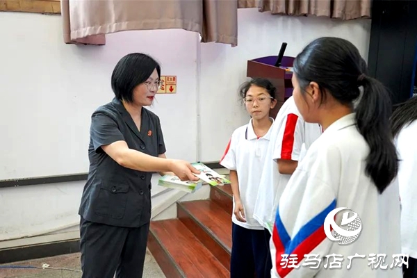 平輿縣人民法院法官麻小啟走進(jìn)平輿二中為師生帶來(lái)一堂干貨滿滿的法治教育課