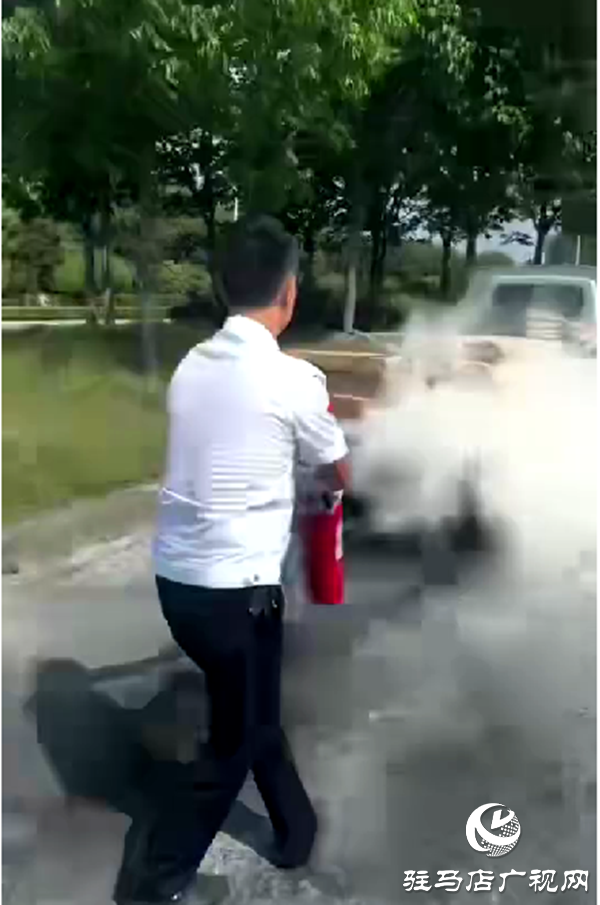 危急時(shí)刻顯擔(dān)當(dāng)！平輿縣公交司機(jī)滅火后悄然離場(chǎng)乘客致電表?yè)P(yáng)傳遞正能量