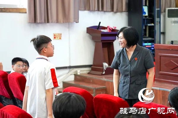 平輿縣人民法院法官麻小啟走進(jìn)平輿二中為師生帶來(lái)一堂干貨滿滿的法治教育課