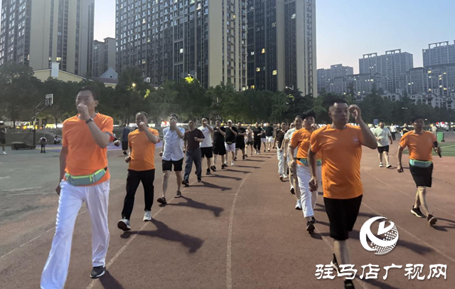百人踏歌燃動天中夏夜！駐馬店健步團(tuán)走出健身新潮流