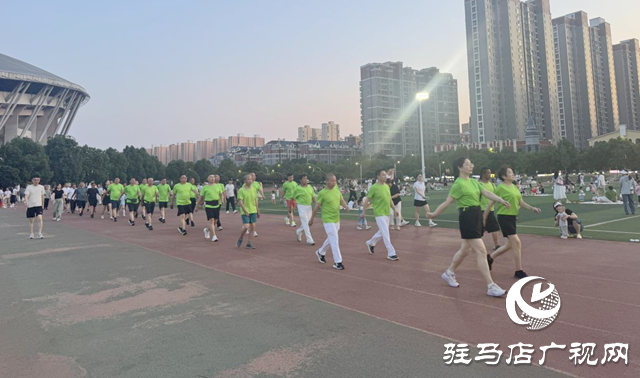 百人踏歌燃動天中夏夜！駐馬店健步團(tuán)走出健身新潮流