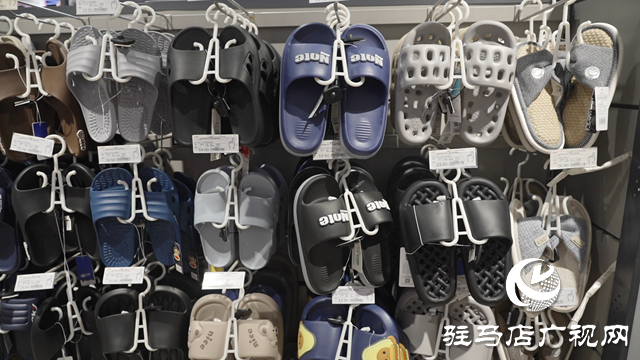 夏日街頭“涼拖經(jīng)濟(jì)”爆火！洞洞鞋銷量激增