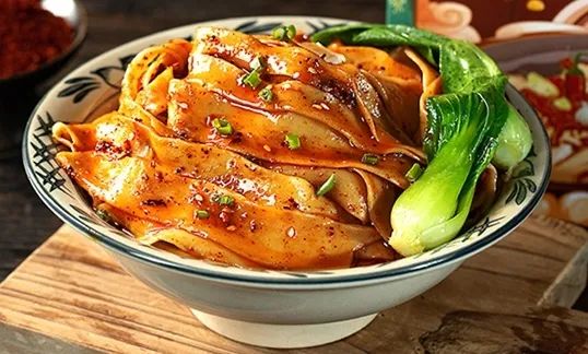　　六月，在舊時光里與時光驛巷傳統(tǒng)小吃作坊街撞了個滿懷