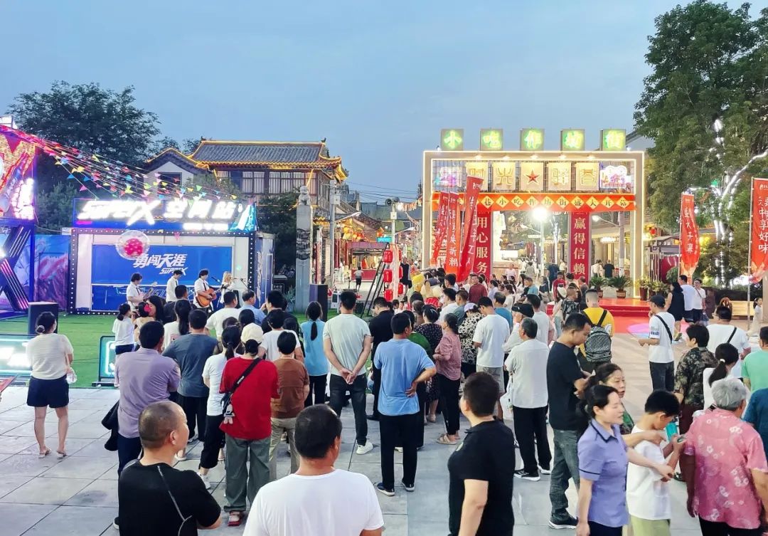 　　六月，在舊時光里與時光驛巷傳統(tǒng)小吃作坊街撞了個滿懷