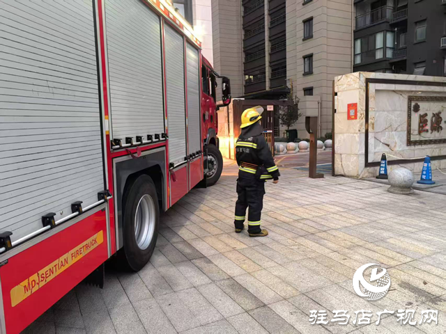 駐馬店市城鄉(xiāng)一體化示范區(qū)消防救援大隊深入轄區(qū)住宅小區(qū)開展夜間實(shí)車測試工作