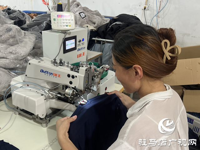 上蔡縣和店鎮(zhèn)蘆村：服裝加工廠搭就業(yè)橋 村民家門口圓致富夢(mèng)