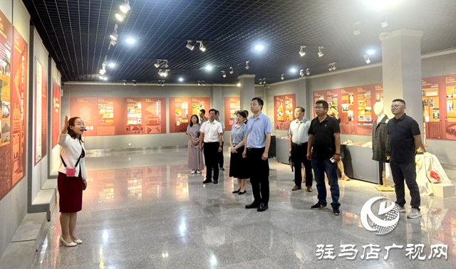 驛城區(qū)統(tǒng)一戰(zhàn)線成員參觀臺灣光復80周年圖片展