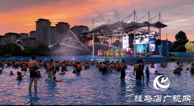 高溫催熱“涼經(jīng)濟” 水上樂園人氣旺