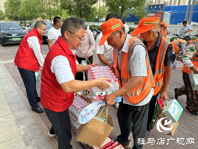 駐馬店保險(xiǎn)行業(yè)開(kāi)展“7.8全國(guó)保險(xiǎn)公眾宣傳日” 慰問(wèn)環(huán)衛(wèi)工人活動(dòng)