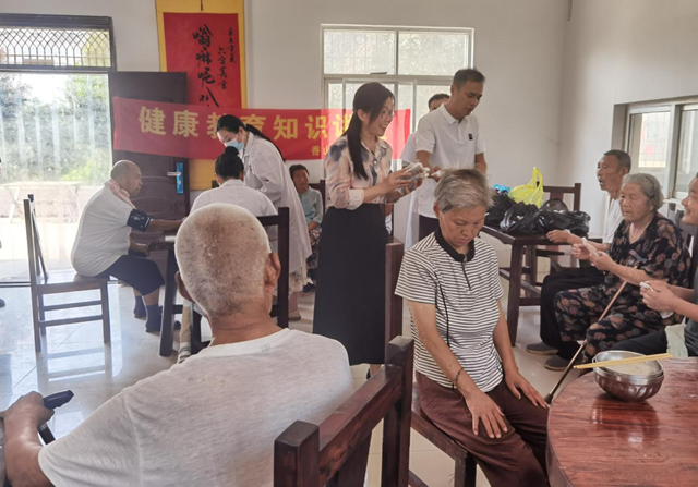 解暑中藥香飄工地 愛心義診情暖夕陽