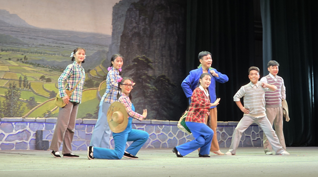 “中原文化大舞臺”上演《朝陽溝》 經(jīng)典豫劇引駐馬店觀眾共鳴