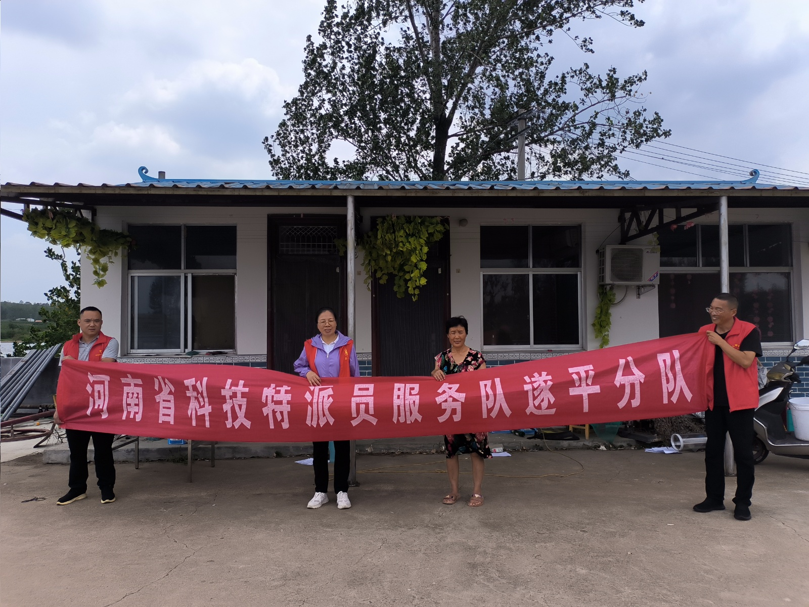 省科技特派員服務(wù)隊(duì)與市動(dòng)物疫病防控技術(shù)科技志愿服務(wù)隊(duì)深入一線護(hù)航夏季生產(chǎn)