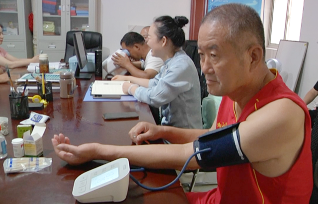小區(qū)免費(fèi)送健康 居民感受夏日清涼