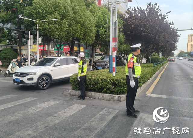 高溫“烤”驗下的堅守 駐馬店交警一線保暢通