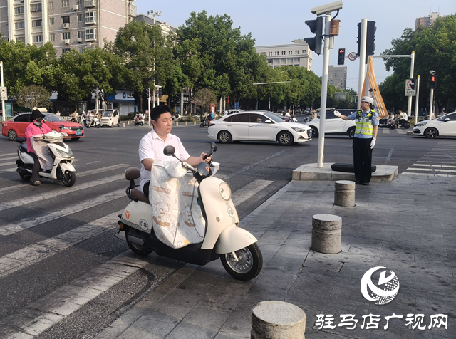 高溫“烤”驗下的堅守 駐馬店交警一線保暢通