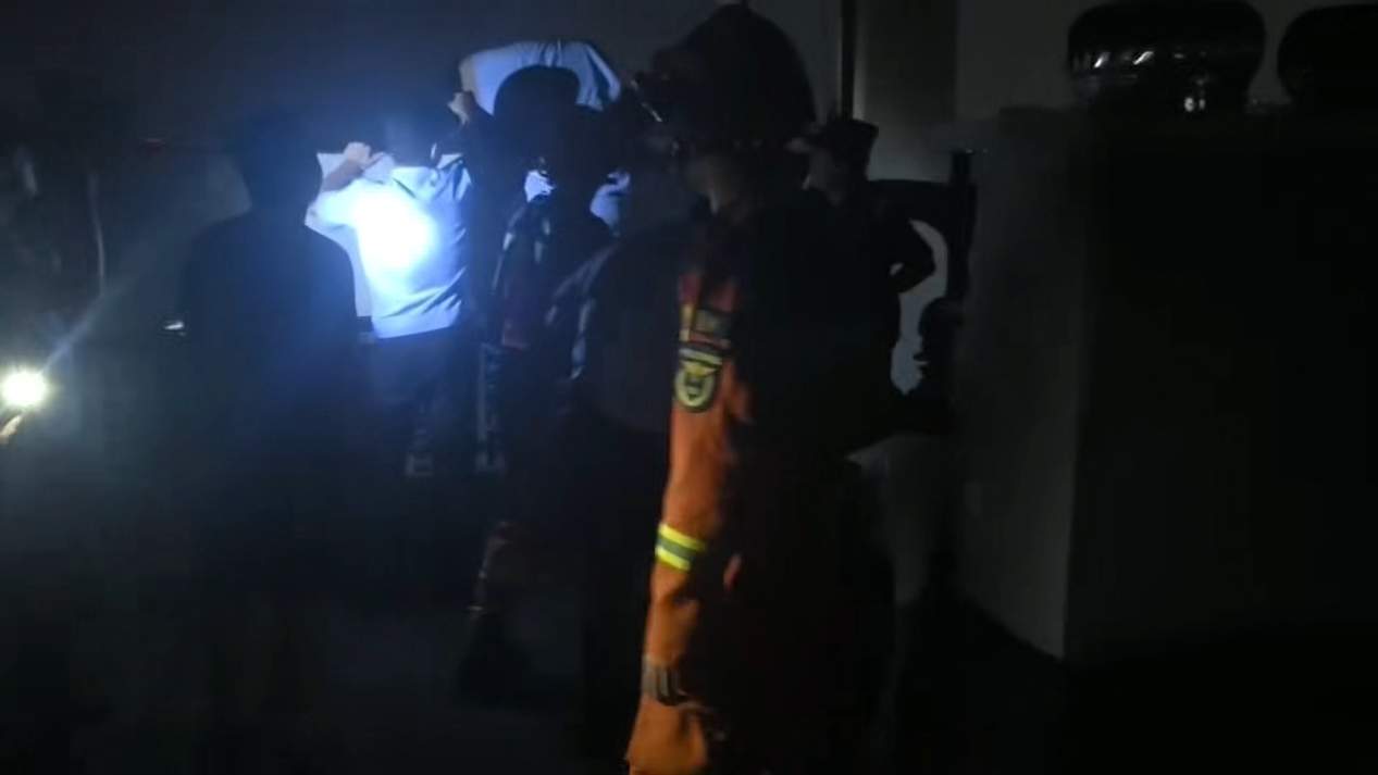 生死瞬間！ 民警爭分奪秒救援欲跳樓輕生懷孕女子