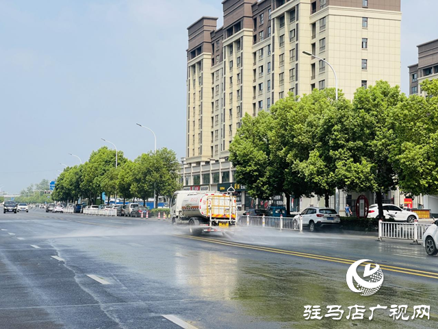 驛城區(qū)：高溫“烤”驗下 灑水車全力守護城市清涼