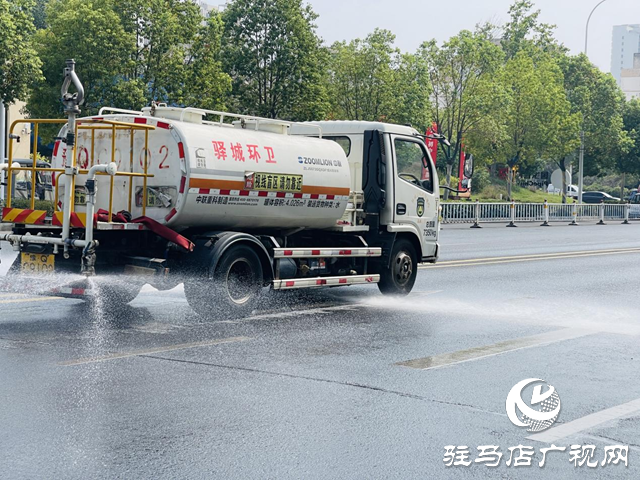 驛城區(qū)：高溫“烤”驗下 灑水車全力守護城市清涼