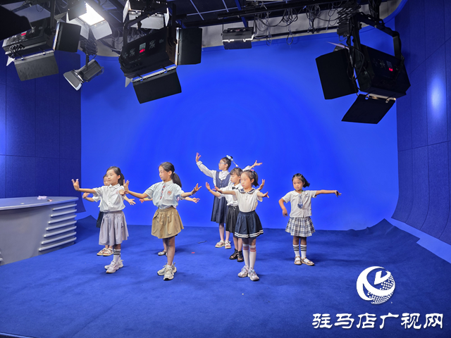 《廣電少年說(shuō)》???????匯演溫情上演 小記者專業(yè)舞臺(tái)秀蛻變