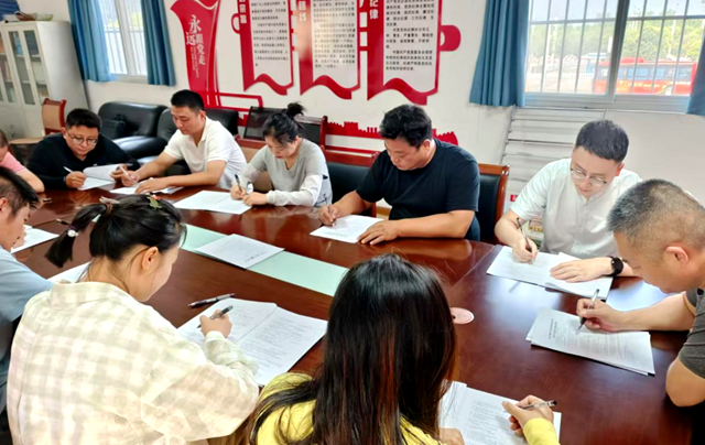 駐馬店市城鄉(xiāng)一體化示范區(qū)綜合執(zhí)法大隊(duì)開(kāi)展2025年行政執(zhí)法法律知識(shí)考試