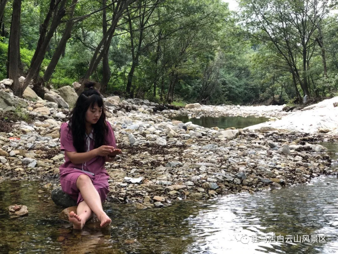 躲進(jìn)小溪的夏天，娃追著小魚，我追著娃~