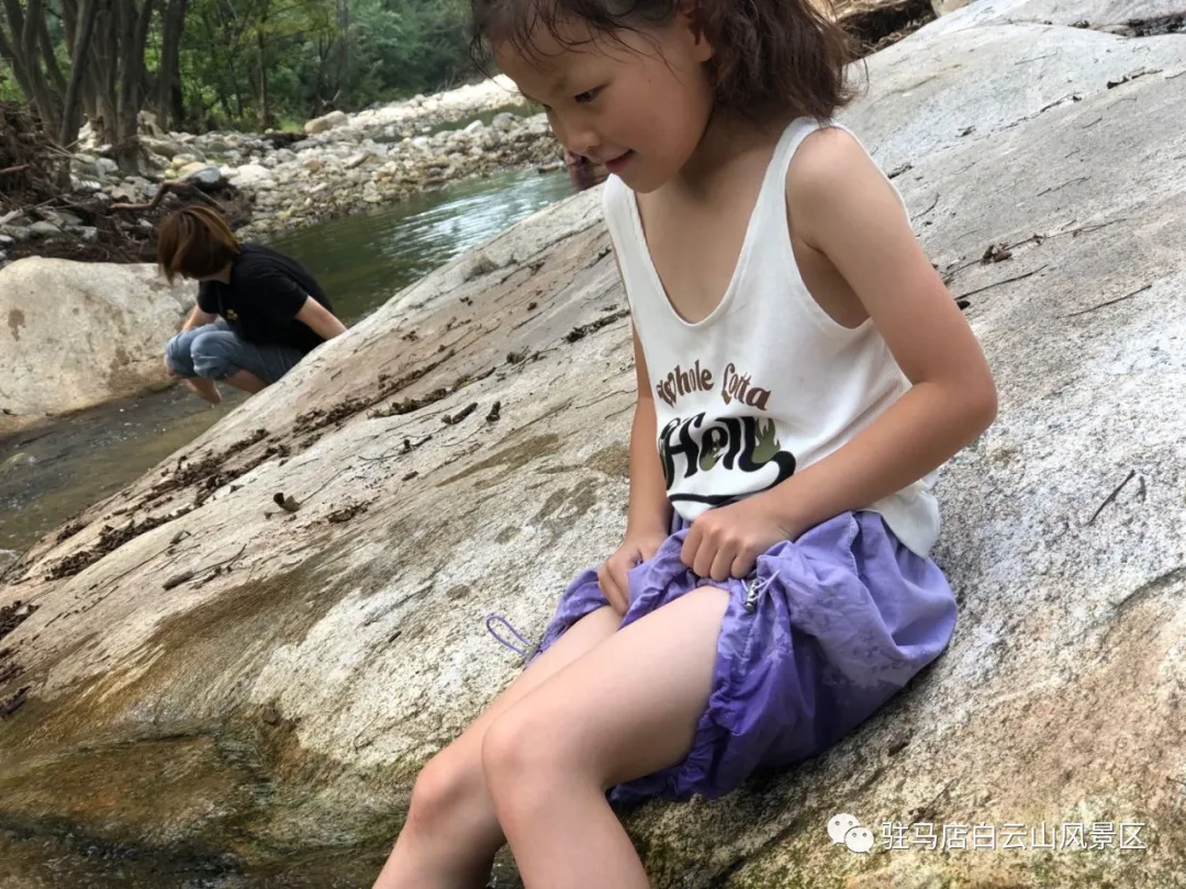 躲進(jìn)小溪的夏天，娃追著小魚，我追著娃~