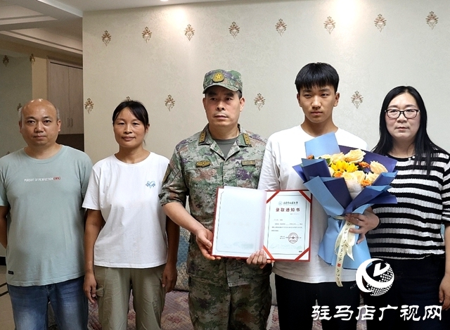 攜筆從戎·青春報(bào)國(guó)——軍地聯(lián)合為確山學(xué)子送達(dá)軍校錄取通知書(shū)