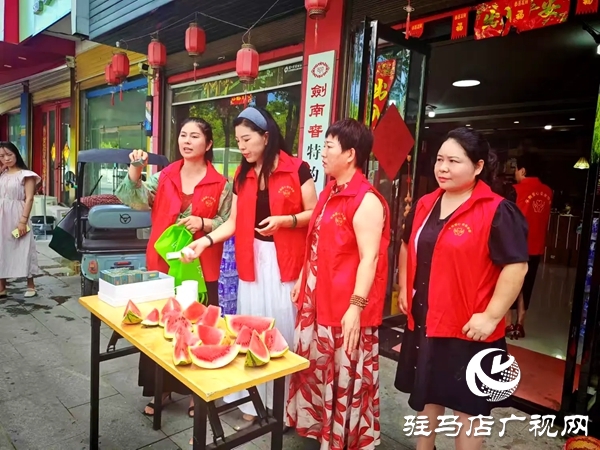 平輿縣四名女政協(xié)委員情系一線環(huán)衛(wèi)工開展夏日送清涼活動(dòng)
