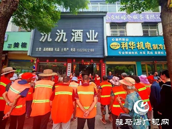 平輿縣四名女政協(xié)委員情系一線環(huán)衛(wèi)工開展夏日送清涼活動(dòng)