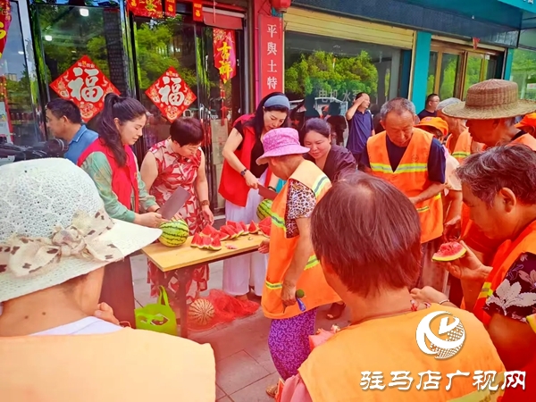 平輿縣四名女政協(xié)委員情系一線環(huán)衛(wèi)工開展夏日送清涼活動(dòng)