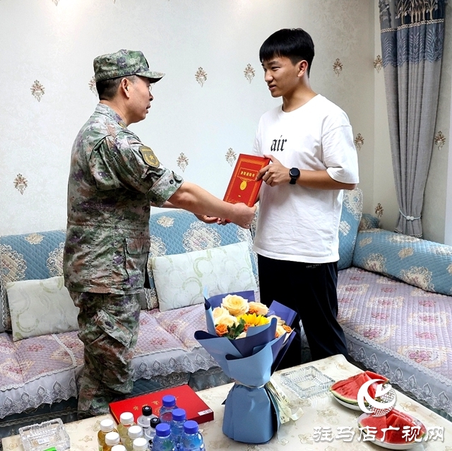 攜筆從戎·青春報(bào)國(guó)——軍地聯(lián)合為確山學(xué)子送達(dá)軍校錄取通知書(shū)