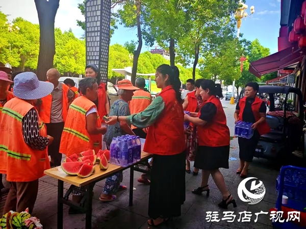 平輿縣四名女政協(xié)委員情系一線環(huán)衛(wèi)工開展夏日送清涼活動(dòng)
