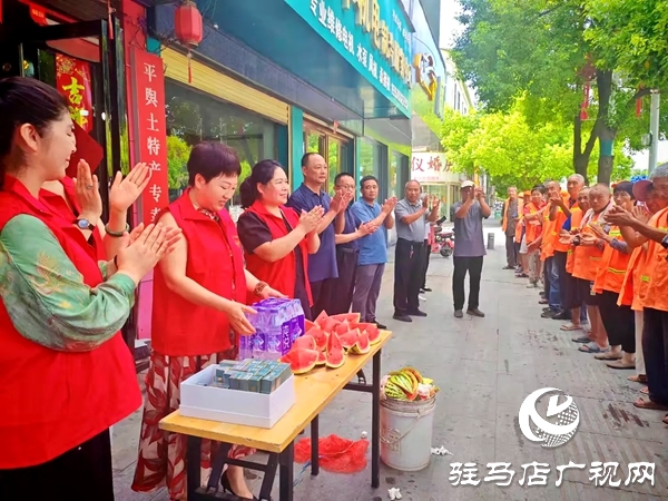 平輿縣四名女政協(xié)委員情系一線環(huán)衛(wèi)工開展夏日送清涼活動(dòng)
