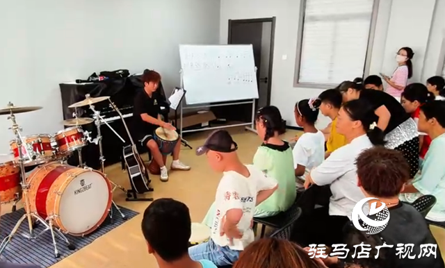 驛城區(qū)開(kāi)設(shè)“星星鼓韻”課堂：非洲鼓點(diǎn) 叩開(kāi)自閉癥兒童心門(mén)