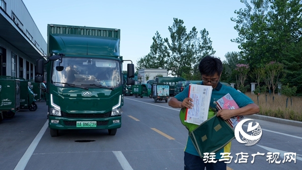 2025年平輿縣兩封北京大學錄取通知書送達平輿學子手中