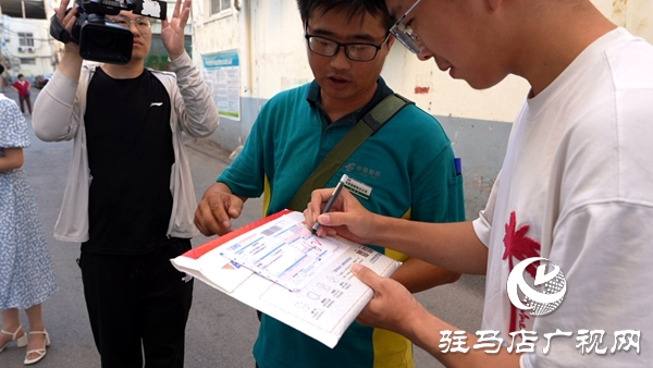 2025年平輿縣兩封北京大學錄取通知書送達平輿學子手中