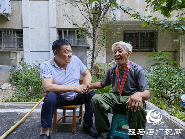 中國(guó)好人何文禮慰問抗美援朝老兵