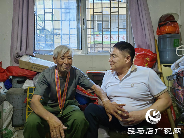 中國(guó)好人何文禮慰問抗美援朝老兵
