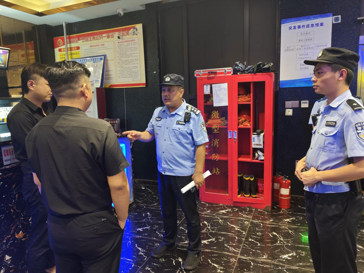 駐馬店市公安局示范區(qū)分局積極開展夏夜清查整治行動(dòng)